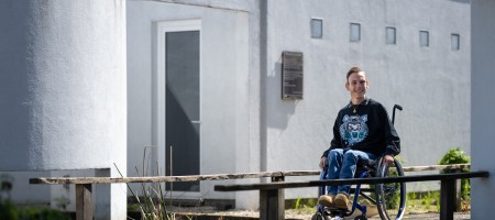 Rolstoelgebruiker Dylan is spelverdeler bij Onafhankelijk Leven