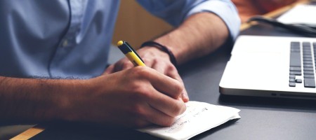 Functiebeschrijving en competentieprofiel: twee handen op één buik