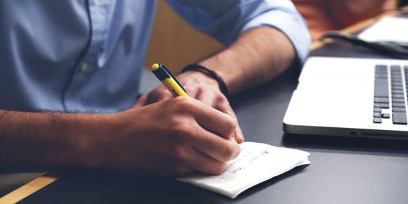 Functiebeschrijving en competentieprofiel: twee handen op één buik