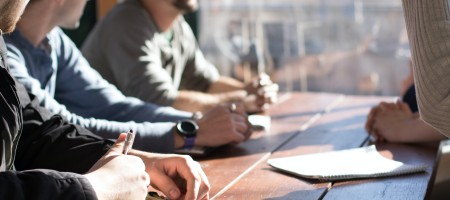 Hoe een gesprek van minder dan vijf minuten teams beter doet presteren