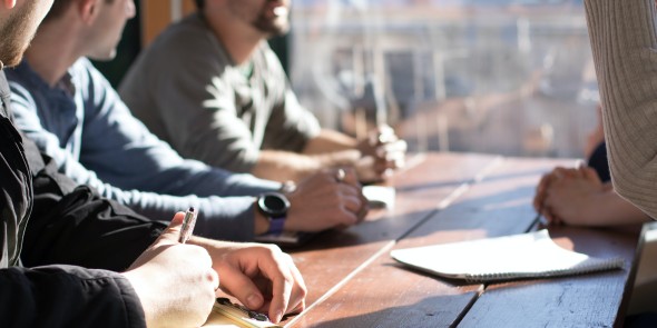 Hoe een gesprek van minder dan vijf minuten teams beter doet presteren