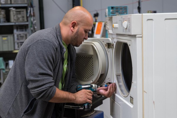 kringwinkel_hageland_man_wasmachine.jpg